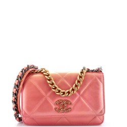 19 Wallet on Chain Quilted Iridescent Calfskin